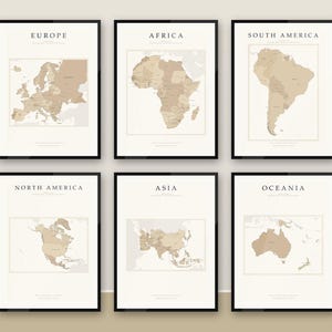Könnte beinhalten: Ein Set aus sechs gerahmten Wandbildern mit Karten von Europa, Afrika, Südamerika, Nordamerika, Asien und Ozeanien. Jeder Druck zeigt einen Kontinent in Beige- und Brauntönen auf cremefarbenem Hintergrund mit schwarzer Beschriftung.