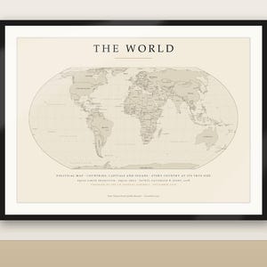 Könnte beinhalten: Eine gerahmte politische Weltkarte mit cremefarbenem Hintergrund und schwarzem Text. Die Karte zeigt den Titel THE WORLD sowie den Text: POLITICAL MAP, COUNTRIES, CAPITALS AND OCEANS, EVERY COUNTRY AT ITS TRUE SIZE, EQUAL EARTH PROJECTION.