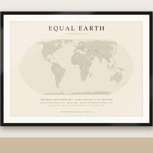 Puede incluir: Un mapa del mundo Equal Earth enmarcado con fondo beige y continentes en gris claro. El texto dice EQUAL EARTH, THE EQUAL-AREA WORLD MAP, e incluye detalles de proyección, créditos de los autores y la aprobación de la Asamblea General de la ONU.