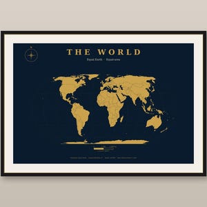 Op de afbeelding: Een ingelijste wereldkaart met een donkerblauwe achtergrond en goudkleurige continenten. De tekst luidt THE WORLD, Equal Earth - Equal-area, inclusief een windroos in de linkerbovenhoek en een schaalbalk aan de onderzijde.