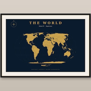 Könnte beinhalten: Ein gerahmter Weltkarten-Druck mit dunkelblauem Hintergrund und goldfarbenen Kontinenten. Der Text lautet THE WORLD, Eckert IV - Equal-area, ergänzt durch eine Windrose oben links und eine Skala am unteren Rand in der Mitte.