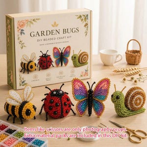 Puede incluir: Una caja de kit de manualidades con cuentas Garden Bugs con ilustraciones de una abeja, mariquita, mariposa y caracol. El set incluye figuras de cuentas terminadas, un organizador de plástico con cuentas de colores y tijeras.