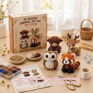Peut inclure: Un kit de bricolage d'animaux en perles 3D comprenant une boîte illustrée avec un highland cow, un cerf, un hibou et un panda roux. Le kit contient quatre figurines en perles terminées, un organisateur en plastique avec des perles et des instructions.