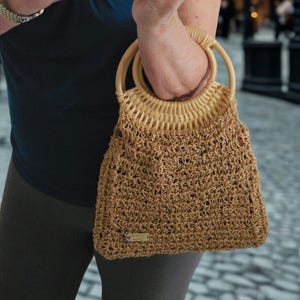 Handgefertigte, gehäkelte Boho Handtasche aus Naturbaumwolle Raffia: Holz gewickelte Korbgriffe - komplett gefüttert EICHE