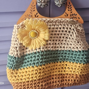 Bolso de verano a rayas de crochet, hilo de camiseta de poliéster, asas de madera con forro de girasol, beige, amarillo, verde azulado, detalle de broche de flor ROBLE