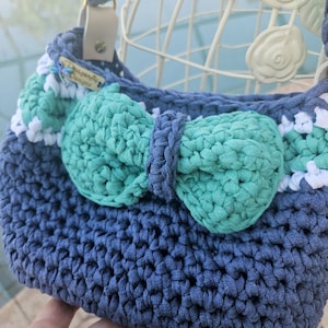 Bolso de crochet, adorable diseño de lazo veraniego, hilo de camiseta de algodón denim, verde y blanco, asa con detalle de cuero, forro de flores.