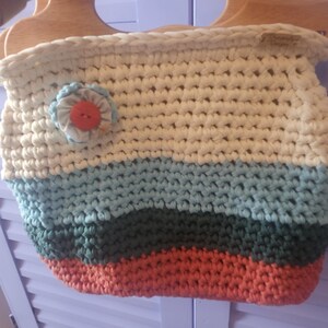 Bolso de verano a rayas de crochet, hilo de camiseta de poliéster, forro floral, asas de madera, blanco roto, aguamarina, verde, ladrillo, acento floral de roble.
