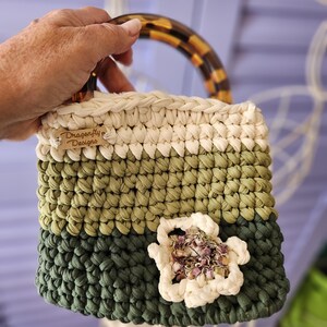 Bolso pequeño de crochet, hilo de camiseta, rayas de colores en tonos verdes y blanco roto, asas de acrílico color carey, base de cuero vegano, ROBLE