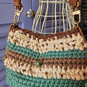 Bolso pequeño de crochet, hilo de camiseta, verde azulado, beige, marrón, detalle de cuentas, correa de cuero con cuentas, base de cuero vegano, ROBLE