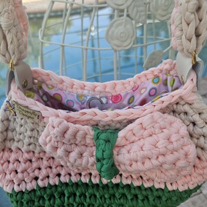 Bolso de crochet, adorable diseño veraniego con lazo, camiseta de poliéster, rosa, verde y beige, forro de lunares, base de piel vegana.
