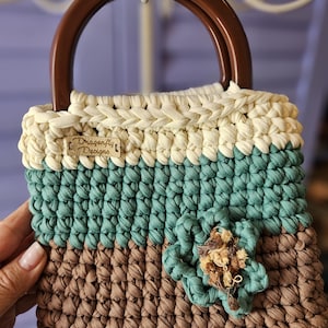 Bolso pequeño de crochet, hilo de camiseta, rayas en bloques de colores, verde azulado, marrón y blanquecino, asas de acrílico marrón, base de cuero vegano, ROBLE