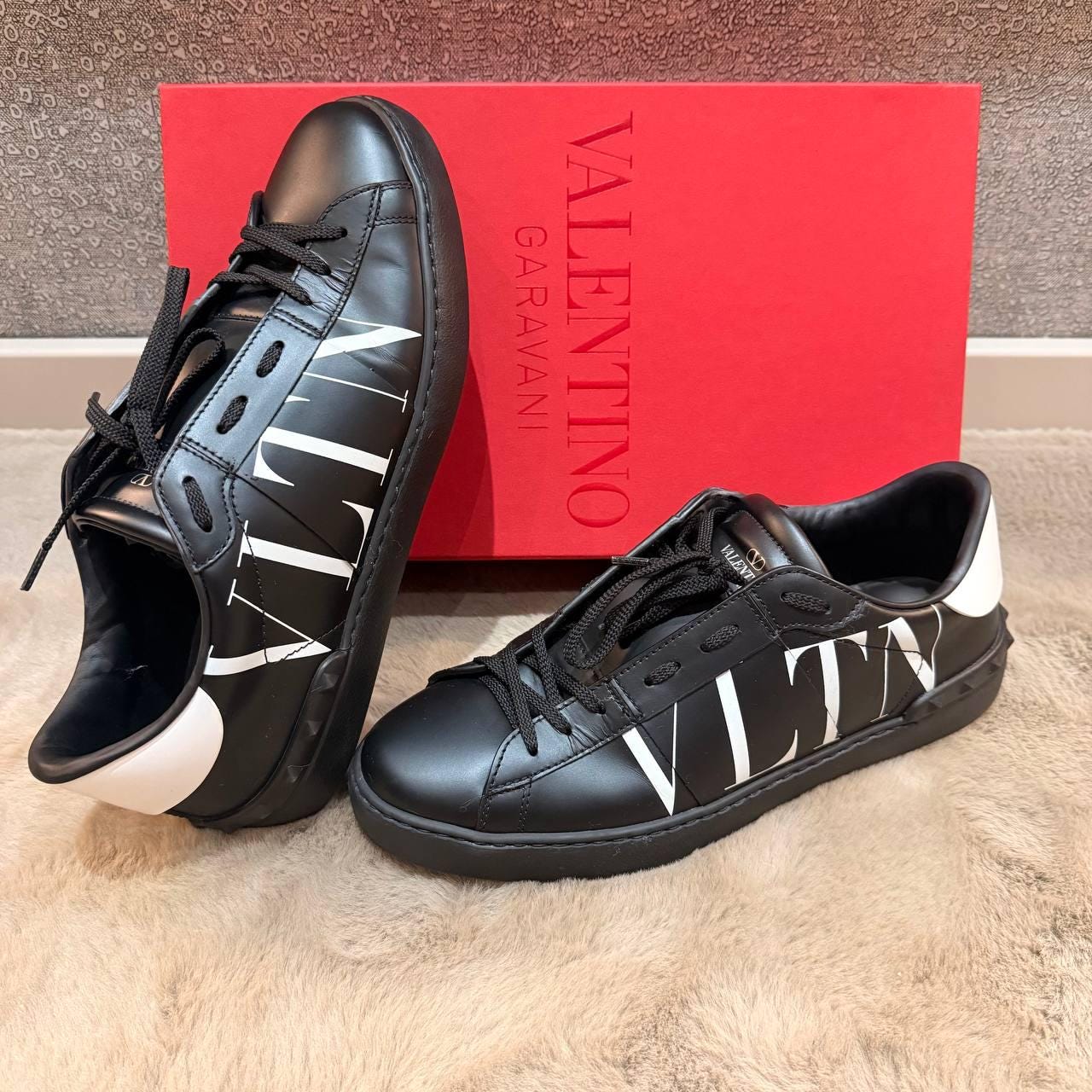 Valentino Garavani Dual Strap Fur Shoes Men Size 9 US, 42 EU Black Leather Italy Valentino Garavani Suede Rockstud Double Buckle 100mm Block  main image 4