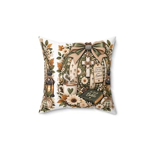 Peut inclure: Un coussin carré décoré d'une citrouille à carreaux verts et blancs avec un grand nœud, une croix et une étiquette portant le texte Que tout ce que vous faites soit fait avec Amour. Il inclut une tasse, une Bible, des lanternes et des fleurs.
