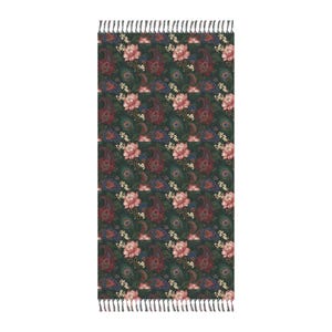 Peut inclure: Un plaid rectangulaire au fond vert foncé orné d'un motif répétitif de pivoines roses, de motifs cachemire bleus et rouges, et de plumes de paon. Les bords sont terminés par des franges courtes et fines de couleur vert assorti.