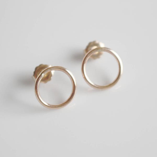 Gold Circle Earrings / Gold Circle Studs / 14K Gold Fill Hoop Earrings / Minimalist Gold Earrings / Dainty Gold Earrings / Geometric Jewelry