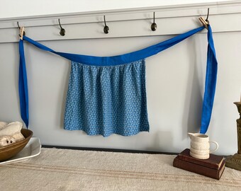 Vintage Waist Apron Royal Blue with White and Yellow Daisies / Kitchen Decor / Summer