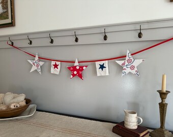 Red, White and Blue Vintage Stars Patriotic Garland Bunting Banner / Coastal Lake Decor / Photo Prop Party Decor / Summer