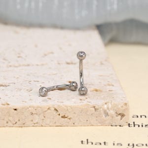 Gold Ball Cup Augenbrauen Ring, G23 Titan Brow Piercing Schmuck, klare CZ Curved Barbell, zierlicher Körperschmuck Bild 8