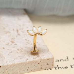 Navelring i guld med vit opal, navelpiercing i G23 titan med platt baksida, navelstång i opal, kroppssmycken