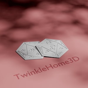 Puede incluir: Dos dados blancos de veinte caras, cada uno con números y bordes, descansan sobre una superficie rosa. Los dados están angulados entre sí. El texto "TwinkleHome3D" está impreso en rojo en la superficie.