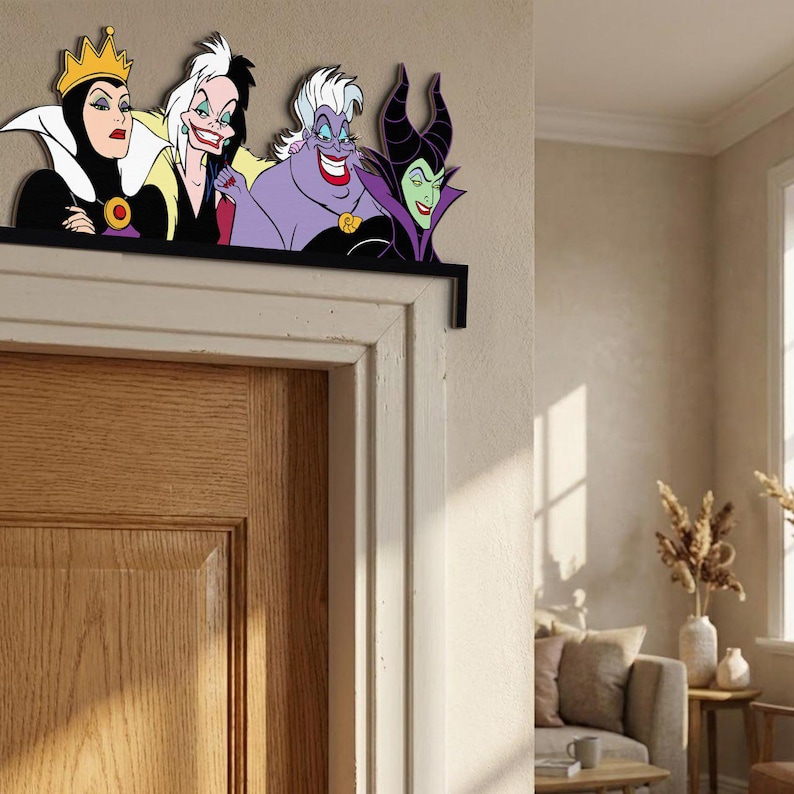Pode incluir: Um adorno decorativo para portas com quatro vil&otilde;es de desenhos animados: a Rainha M&aacute;, Cruella de Vil, Ursula e Mal&eacute;fica. As figuras s&atilde;o em cores vibrantes e s&atilde;o montadas numa prateleira preta, projetada para ser colocada acima de uma moldura de porta.