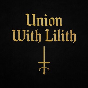 Peut inclure: Fond noir avec texte doré. Le texte "Union With Lilith" est écrit en police gothique. En dessous, une croix dorée inversée avec un design stylisé.