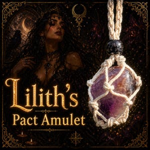Pode incluir: Um colar de macramé creme com uma grande pedra de ametista polida. A pedra é envolta em uma rede tecida, suspensa por um cordão correspondente. O texto "Lilith's Pact Amulet" é exibido em letras douradas.