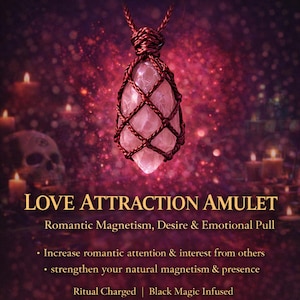 Pode incluir: Um amuleto de quartzo rosa, envolto em uma rede marrom tecida, contra um fundo escuro e místico. O texto diz "LOVE ATTRACTION AMULET" com informações sobre magnetismo romântico. Velas e uma caveira visíveis.