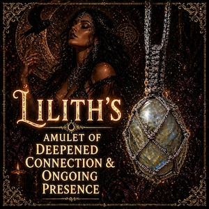 Pode incluir: Amuleto de Conexão Aprofundada e Presença Contínua. A imagem apresenta um pingente com uma pedra grande, oval e iridescente dentro de uma rede de macramê. O texto "Lilith's" está acima do amuleto, com texto adicional abaixo.