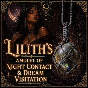 Pode incluir: Imagem artística com um colar com pingente com uma grande pedra iridescente envolta em um cordão preto tecido. O texto diz "Lilith's Amulet of Night Contact & Dream Visitation" em letras douradas. O fundo apresenta uma mulher e uma lua.