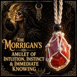 Pode incluir: Um pingente de amuleto vermelho e branco com um cordão de macramê. O pingente é uma pedra grande, em forma oval, com aparência marmorizada. O texto diz "The Morrigan's Amulet of Intuition, Instinct & Immediate Knowing."