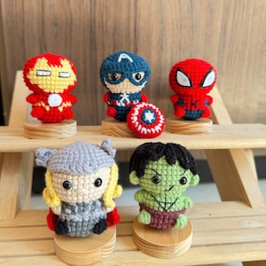 Virkat superhjältedockeset, handgjorda amigurumi-hjälteleksaker, söt serietidningsinspirerad plysch, mini samlarpresentset