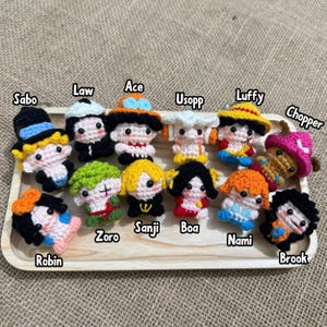 Handgemachter einteiliger Schlüsselanhänger, Anime Fan Geschenk, handgemachte Amigurumi Plüsch Taschenanhänger, Luffy Zoro Chopper Geschenk, süße gehäkelte Puppe.