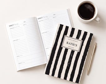 Personalisierter, undatierter Tagesplaner mit Wochen- und Monatsübersicht, moderner, abstrakter A5-Planer mit Pinselstrichmuster, individuelles Notizbuch