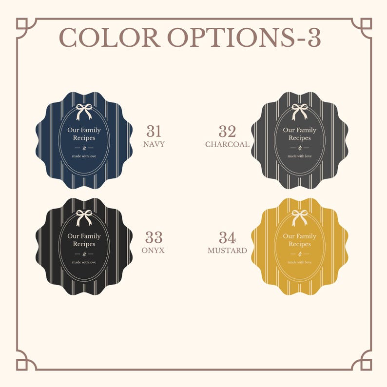 以下が含まれることがあります： COLOR OPTIONS-3と題されたカラーオプションチャート。縦縞模様のスカラップ円形ラベルが4つ並んでいます。各ラベルには「Our Family Recipes」および「made with love」というテキストが記載されており、ネイビー、チャコール、オニキス、マスタードのカラーバリエーションがあります。