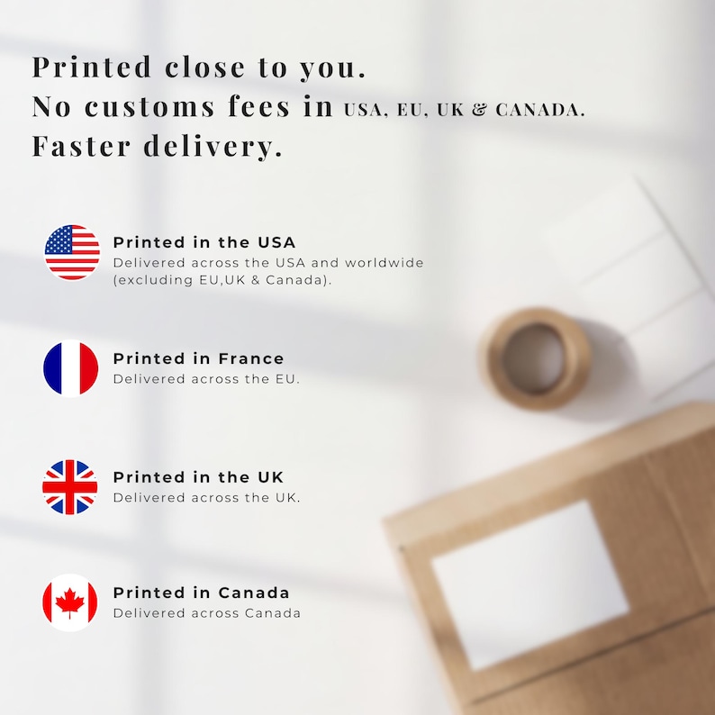 以下が含まれることがあります： 黒いテキストで「Printed close to you. No customs fees in USA, EU, UK & CANADA. Faster delivery.」と書かれた情報グラフィック。アメリカ、フランス、イギリス、カナダの印刷拠点と、それぞれの国旗が記載されています。