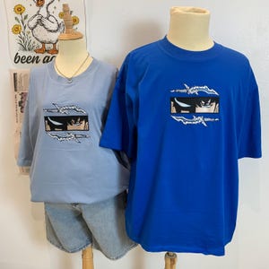 刺繍入りアニメアイズTシャツ、ブルーマンガストリートウェアTシャツ、ユニセックスオタクファン向けシャツ、クールなグラフィックトップス、カップルへのギフトアイデア - ESN1332