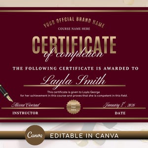 Op de afbeelding: Een bordeaux certificaat van voltooiing met gouden letters en een gouden rand. Het certificaat bevat de tekst "Certificaat van voltooiing" en "Layla Smith". Een zwarte pen ligt aan de linkerkant. De tekst "Editable in Canva" staat onderaan.