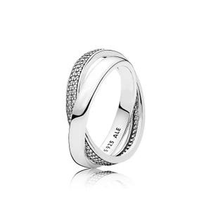 Può includere: Un anello d'argento con un design a doppia fascia. Una fascia è liscia e lucida, mentre l'altra è incastonata con piccole pietre scintillanti. L'anello è marchiato "S925 ALE".