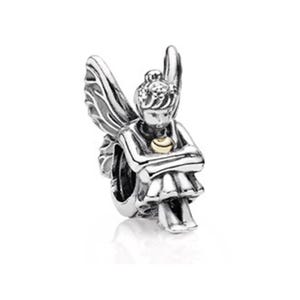 Puede incluir: Un charm de hada plateado con alas detalladas y una pose sentada. El hada tiene un acento dorado en el pecho. Este charm está diseñado para ser añadido a una pulsera o collar.