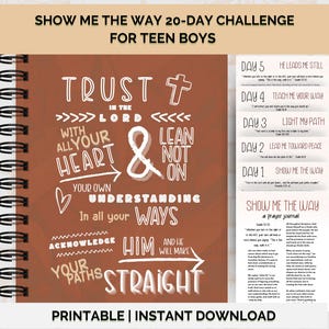 Puede incluir: Una taza de cerámica blanca con un asa negra y el texto "But First, Coffee" en negrita negra. La taza está sobre un fondo borroso. La taza mide aproximadamente 10 cm de altura.