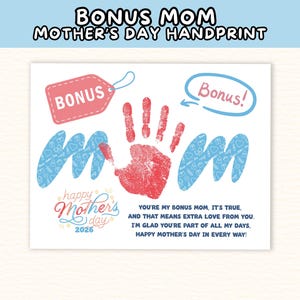 以下が含まれることがあります： 「BONUS MOM MOTHER'S DAY HANDPRINT」のテキストが入った母の日ハンドプリントアートプリント。赤い手形、青い文字「M」の形、「Bonus」と「Happy Mother's Day 2026」の文字が含まれています。