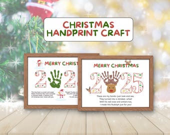 Könnte beinhalten: Zwei gerahmte Weihnachtsbastelarbeiten mit Handabdrücken. Eines zeigt einen grünen Handabdruck, der die Zahl 2 bildet, das andere ein Rentier aus Handabdrücken. Der Text "Merry Christmas" steht über den Zahlen. Das obere Banner lautet "Christmas Handprint Craft".