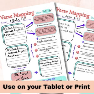 Könnte beinhalten: Zwei weiße Papierbögen mit der Überschrift "Verse Mapping" und dem Vers "1. Johannes 4,19". Die Bögen enthalten Textfelder mit Aufforderungen zur Reflexion und Analyse. Der untere Teil des Bildes enthält den Text "Use on your Tablet or Print".