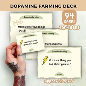 Puede incluir: Un mazo de 94 tarjetas Dopamine Farming para adolescentes, que miden aproximadamente 9,5 por 7,6 cm. Las tarjetas tienen fondos de color crema claro con detalles en verde y muestran textos como Step away from all screens for 5 minutes.
