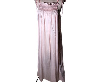 Camisola vintage feminina rosa com bordados à mão em algodão fino e amarração de fita, comprimento longo.