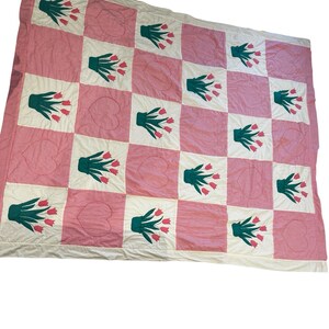 Edredón vintage hecho a mano, tamaño king, rosa a cuadros, tulipán, aplique, corazón, patchwork, década de 1970