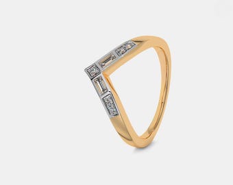 Anello a chevron con diamanti taglio baguette e rotondi / Fascia geometrica in oro massiccio