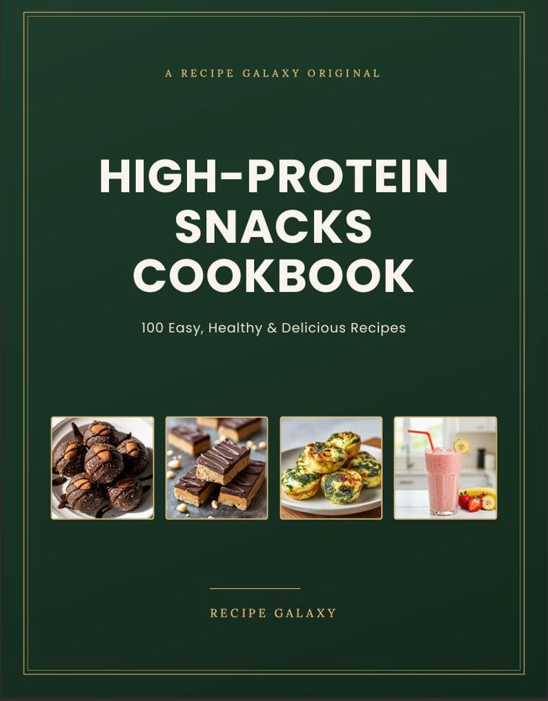 Op de afbeelding: Een donkergroen kookboek getiteld HIGH-PROTEIN SNACKS COOKBOOK met de ondertitel 100 Easy, Healthy & Delicious Recipes. De cover bevat vier vierkante foto's met notenballetjes, chocoladerepen, eimuffins en een roze smoothie.