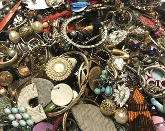 Könnte beinhalten: Eine große Sammlung von verschiedenen Ohrringen in verschiedenen Farben, Formen und Materialien. Die Ohrringe sind aus Metall, Kunststoff, Holz und anderen Materialien gefertigt. Einige der Ohrringe sind mit Perlen, Steinen und anderen Verzierungen verziert.